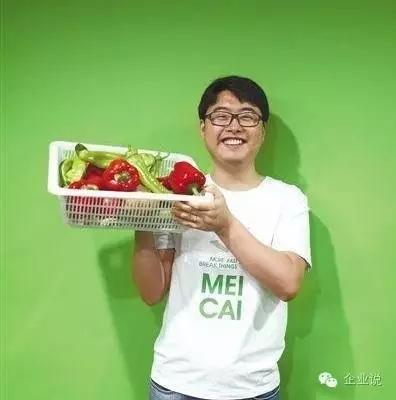 今天要說的這家企業(yè)名叫美菜網(wǎng)，是一家主打農產品和蔬菜水果的B2B生鮮食材電商，創(chuàng)始人為劉傳軍，擔任過窩窩團副總裁。  轉載自微信公眾號“企業(yè)說”(ID:qiyehshow)  美菜網(wǎng)于2014年6月正式上線，2015年9月，已完成C輪融資，日前美菜網(wǎng)在自家的招聘H5頁面中透露已完成D輪融資，累計融資金額超過20億，估值近20億美元。  12年估值20億美元，美菜的商業(yè)模式是什么?  以下是美菜網(wǎng)歷次融資情況：  2014年6月獲得真格基金1000萬元天使輪投資;  2014年11月獲得藍湖資本數(shù)百萬美元A輪投資;  2015年2月獲得順為基金(雷軍系)和藍湖資本共數(shù)千萬美元B輪投資;  2015年8月完成H capital、美團領投的C輪融資;  2016年6月透露完成D輪融資，據(jù)36氪，厚樸基金(LP包括主權財富基金和新加坡淡馬錫投資)參與本輪融資。  短短兩年，估值就做到20億美金，這和美菜網(wǎng)迎合“互聯(lián)網(wǎng)+”浪潮及其商業(yè)模式有關，其促成農民和餐館直接交易(市場是剛需，風險小、盈利快)，通過壓縮農產品的供應鏈，改變傳統(tǒng)的農產品流通的一級、二級、三級分銷商直到餐廳的層層抽成的局面，一方面降低人力物力成本，一方面可提高農民收入。  在互聯(lián)網(wǎng)+農業(yè)領域，有輕運營(淘寶平臺模式，通過促成交易賺服務費)及重運營(自營)兩種模式，輕運營是目前主流，美菜網(wǎng)反其道而行之，選擇自建采購+供應商進駐來解決采購;自建分揀中心+倉儲;配送端采用分包配送模式;運營采用一線地推+客服體系直面餐館，如此一來，美菜已經有近6000名員工，其中大部分是勞動密集型的倉儲工作人員。這和京東十分類似，必然面臨管理邊際成本的問題。  2不是唱衰美菜，但這幾點必須重視  美菜網(wǎng)已經成長為同領域內的明星企業(yè)甚至領頭羊企業(yè)，但其做的生鮮食材配送，并不是什么新鮮事，已經是一個長期存在的項目，小配菜公司加批發(fā)商的組合已經做得相當好，甚至效率更高。  因此，針對“餐廳食材B2B電商是不是一個合理的商業(yè)模式”發(fā)起投票，得到的大部分是反對票，結論大致都是“遲早全都要燒死”。  論規(guī)模，美菜網(wǎng)20美元估值相比食材行業(yè)超1萬億/每年的交易規(guī)模，也遠遠不夠看。據(jù)統(tǒng)計，全國有將近4000多家生鮮電商企業(yè)。全國餐飲食材有3萬億的市場。生鮮電商發(fā)展2014年達到260億，2015年達到560億。市場潛力巨大且發(fā)展迅速。  而食材行業(yè)另一個特點是，受制于地域、氣候、消費習慣、物流、政策等因素影響，迄今為止沒有形成壟斷性企業(yè)，也沒有形成單品壟斷型企業(yè)(食鹽除外)。但實際上，這個市場又是中國最早市場化的，改革開放之初就打破了壟斷，屬于進入門檻極低，競爭最為激烈的行業(yè)之一。  以此來看，你還會認為“賣白菜”的錢容易賺嗎?美菜網(wǎng)未來又會面臨哪些困難和挑戰(zhàn)?美菜網(wǎng)模式又是否可持續(xù)?企業(yè)說認為這些問題都有值得探討的價值，這能為當局者撥開迷霧，不要認為今天誰拿到了融資，明天誰得到了政策扶持，就是成功了，更重要的還是摸清這個行業(yè)的脈絡，找準真正的痛點。  3大型自營電商VS小配菜公司+批發(fā)商，孰優(yōu)孰劣?  美菜網(wǎng)對食材行業(yè)痛點的理解，官網(wǎng)的兩張宣傳圖很能說明問題(如下)，但這抓住本質了嗎?  先說說“睡到自然醒”，眾所周知，為挑到好食材， 同時給后期的卸貨、整理、挑揀、上架預留時間，餐飲老板需要凌晨去批發(fā)市場采購。有了美萊幫助采購，餐飲人不再需要起早貪黑，想想確實很美好，但這個夢想能實現(xiàn)嗎?  答案是不能，理由如下：  第一，農產品標準化程度低。美菜網(wǎng)是以日營業(yè)額在6000-12000元的餐廳為目標群體，大商家、大酒店是不會和美萊網(wǎng)這樣的平臺進行合作的，原因很簡單，大商家都是進行供應商月結算的。而美菜網(wǎng)屬于電商平臺需要的預付形式。這就形成一個弊端——中小餐館是不同意有大訂單的，而且每個餐館對于食材的要求與特殊習慣不盡相同，每一種菜，都有好幾種、十幾種的區(qū)別，不同品種價格差異很大。如果美萊沒有專業(yè)的采購人員，是很難滿足餐館對不同品種的需求。即使勉強能夠供應，SKU過多也會導致平臺難以對每一個單品都有足夠強的供應鏈話語權。  反觀傳統(tǒng)的小型批發(fā)商，它們長期駐扎在批發(fā)市場、菜市場周邊，充分掌握攤販、食材價格、供應等情況，與酒店、餐館、飯店、快餐店、大排檔、工廠、食堂等客戶也建立了長期穩(wěn)定的供應關系，彼此熟悉，相互信任，下單、價格、賬務往來一個電話或一個微信就能搞定，還能充分滿足客戶細分需求，比如要什么品種、什么品質的菜，甚至能提供擇菜、預處理的工作。美萊憑什么突破這種密切的關系?靠補貼嗎?補貼又能持久嗎?  第二，價廉、質優(yōu)才是痛點，否則一切免談。目前餐飲行業(yè)競爭激烈，利潤率低，為了生存，餐飲人需要千方百計降低成本，如何采購到低廉、貨優(yōu)的食材成為賺錢與否的關鍵之一。美菜網(wǎng)的重運營模式從本質來看說是電商不如說是食材供應商的互聯(lián)網(wǎng)化應用，既然還是供應商，關注點將是“走量”，美菜網(wǎng)是沒有動力像小餐館者一樣去尋找低價的蔬菜的，也不會過分去把控菜的品質和品種的。而品質、品種影響的是一家餐廳的口味，招牌都不在了，節(jié)省的睡眠時間、省下的采購成本又有什么用?  話又說回來，美菜網(wǎng)能否以較低的價格拿到食材也是一個問題，其促成農民和餐廳直接交易，規(guī)避開中間幾個盈利點較少的環(huán)節(jié)，但是自己負擔起昂貴的物流、倉儲、冷鏈環(huán)節(jié)，這種全品類重模式大倉統(tǒng)配的操作方式不但規(guī)模不經濟，而且在個性化服務，菜品質量保證等方面對比傳統(tǒng)模式甚至是倒退的。  美菜網(wǎng)的財報已很好地反映出這個問題，據(jù)36氪，美菜網(wǎng)2015年至少虧損2.5億，成本主要體現(xiàn)在倉儲(地租、人力)、物流配送、營銷獲客等方面，其中又以倉儲成本最高。  據(jù)悉，要在北京建一個10萬平方米的倉庫，每月的租金+人工(近千人)可達千萬。而美萊網(wǎng)已經入駐30多個城市，據(jù)億邦動力網(wǎng)，租金加上第三方物流費用、補貼費用，以及 30%以上的耗損率，美菜的月虧損額在 5000 萬以上。  由此來看，美菜網(wǎng)讓產品直達源頭的設想確實很美好，但認為去掉中間環(huán)節(jié)就能賺取差價實現(xiàn)盈利還是太過樂觀。  不過，美菜網(wǎng)投資方藍魔資本對美萊網(wǎng)商業(yè)模型還是看好的，其認為，相比自由市場，自營電商能有效提高“人效”(人均交易額)、坪效(每平方土地的交易額)，以及商品的損耗(周轉速度、擺賣搬動次數(shù))。其還提到美國一家企業(yè)Sysco，同樣為中小餐館提供生鮮供應鏈服務，已經實現(xiàn)銷售額接近500億美金，其中，核心業(yè)務生鮮食材供應占其35%的銷售額和60%的稅前利潤。  而在企業(yè)說看來，要做農副產品，自建物流或許是必然，食材行業(yè)競爭門檻低，自建物流就是抵擋后來者的護城河。但是，要沉淀充實的供應鏈管理能力、倉儲管理能力、物流管理能力、冷鏈管理能力、技術能力，沒有三年五載是很難的，美菜網(wǎng)要有起長期過苦日子的心理準備。  我們也同時觀察到美菜網(wǎng)一個變化，其正在開辟餐館以外的C端客戶，公司旗下社區(qū)O2O服務 “美家美鮮”，用戶可每晚10點下單，當晚由美菜網(wǎng)或供應商發(fā)貨，由自建的 “美鮮送” 物流配送至社區(qū)附近的合作便利店、洗衣店等，由用戶次日自提。在整合完B端之后，基礎的能力建立起來，進入C端，無疑是一條能夠走通的路。不過類似的電商平臺也不少，競爭壓力也挺大。美菜網(wǎng)也未披露這塊業(yè)務的運營情況。  4為8億農民謀幸福，美菜網(wǎng)憑什么做到?  梳理了一下美菜當前需要解決的難題，美菜網(wǎng)官網(wǎng)上第二條標語“生活越來越好了”卻畫了一個更大的“餅”，從公開資料獲悉，這條標語和美菜網(wǎng)的使命密切相關——讓老百姓生活更簡單，為8億農民謀幸福，讓13億中國人吃上放心菜，讓天下餐廳沒有難做的生意。  不得不承認，美菜網(wǎng)為我們描繪了一個非常美麗的夢，但結合實際，要實現(xiàn)起來更不容易，就像知乎用戶“攜筆從農”所質疑的，全國這么多個批發(fā)市場，有的年營業(yè)額高達60億，交易量多達200多噸，就是如此巨大的交易量，我們的農民都還沒有脫貧致富。你美萊憑什么能做到?  企業(yè)說總結：  生鮮食材確實是一個很大的蛋糕，但是想吃到這個蛋糕的人太多，而且已經有很多人失敗了，美菜網(wǎng)的模式不是不行，但如果只是將線下傳統(tǒng)業(yè)務搬到線上，做一個互聯(lián)網(wǎng)+簡單的包裝，是很難成功的，事實上，美菜網(wǎng)已經站在十字路口，未來是選擇繼續(xù)擴張，還是收縮戰(zhàn)線，選擇一個更輕的模式，將會左右美萊的未來。而拿到D輪融資之后美菜會做什么，會是這個疑問的有力參考。  最后企業(yè)說想說的是，劉傳軍想成為改變中國農業(yè)情懷落地的踐行者，這個夢想確實很偉大，社會應該鼓勵這樣的企業(yè)和企業(yè)家。企業(yè)說也相信，即使美菜網(wǎng)最終不幸失敗，在生鮮電商史上，它也會是濃墨重彩的一筆。  關注企業(yè)說(qiyeshow)，一鍵求財經新聞真相↓↓↓，就這么簡單!